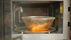 Brudna mikrofalówka nie bierze się znikąd. Najczęściej sami ją zaniedbujemy