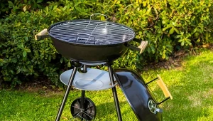 Grill po sezonie jest tłusty? Nałóż na ruszt i pożegnaj przypaleniznę