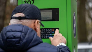 Niektóre parkomaty posiadają przycisk pozwalający na darmowe parkowanie przez krótki czas, dzięki przyciskowi "bułka"