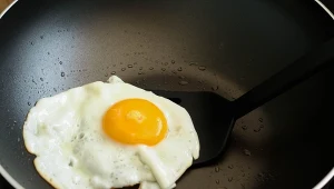 Jajka sadzone smażę tylko na tym. Wychodzą idealnie ścięte i smaczne