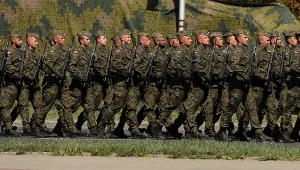 Młodzi nie chcą do wojska? Polacy podzieleni ws. idei obowiązkowego poboru