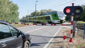 Żółte światła i sekundniki na przejazdach kolejowych. Ministerstwo myśli