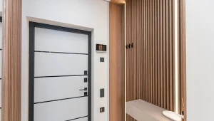 Wąski przedpokój może wyglądać elegancko. Projektanci stosują prosty zabieg