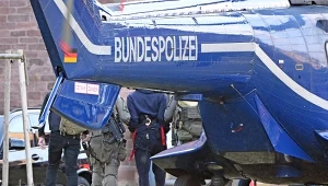 Serhij K. transportowany przez niemiecką policję (archiwum)