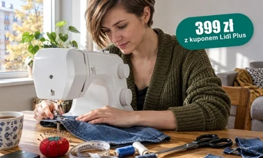  Kobieta skraca nogawkę dżinsów na białej maszynie do szycia SilverCrest przy oknie w salonie 