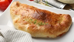 Calzone z pieczarkami, papryką i mozarellą to rodzaj pizzy w formie pieroga