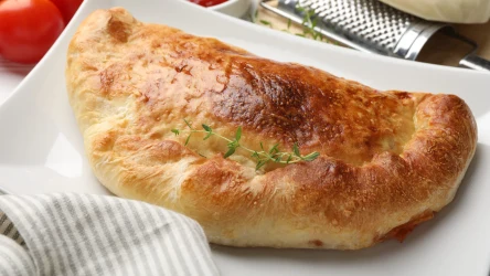 Calzone z pieczarkami, papryką i mozarellą to rodzaj pizzy w formie pieroga