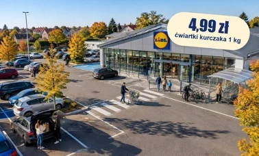 Klienci z zakupami na parkingu przed sklepem Lidl w słoneczne jesienne przedpołudnie