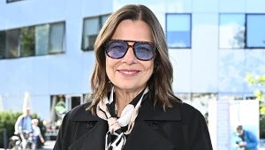 Agata Kulesza - gwiazda ożywiła jesienną stylizację z płaszczem w roli głównej za pomocą jasnej, kontrastowej apaszki