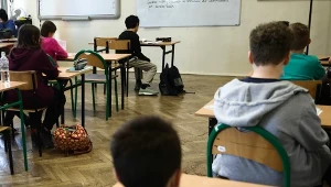 Dzielnicowi z Chojnowa przeprowadzili w lokalnych szkołach prelekcje na temat odpowiedzialności prawnej nieletnich oraz zasad bezpieczeństwa w sieci. Zdjęcie ilustracyjne