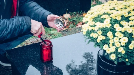Trik z solą przedłuży palenie się znicza. 