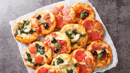 Poznaj przepis na pizzerinki z serka wiejskiego. To idealne przekąski czy pomysł na ciepłą kolację. 