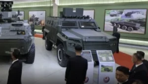 Tajemniczy pojazd w muzeum Kima. Wygląda jak kanadyjski Roshel Senator