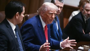 Donald Trump podczas posiedzenia gabinetu w Białym Domu. USA rozważają ograniczenie współpracy wywiadowczej z Ukrainą
