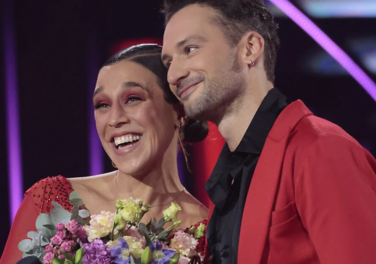 Joanna Jędrzejczyk i Kamil Kuroczko Joanna Jędrzejczyk i Kamil Kuroczko z kwiatami na scenie programu "Taniec z gwiazdami" po ogłoszeniu werdyktu.