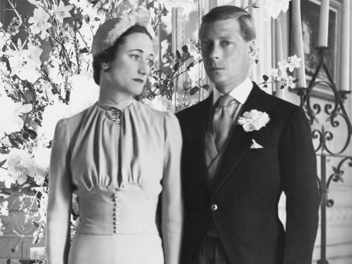 Wallis Simpson i Edward Windsor, 3 czerwca 1937 Wallis Simpson i Edward Windsor w czerwcu 1937 roku. Para pozuje w eleganckich, formalnych strojach.