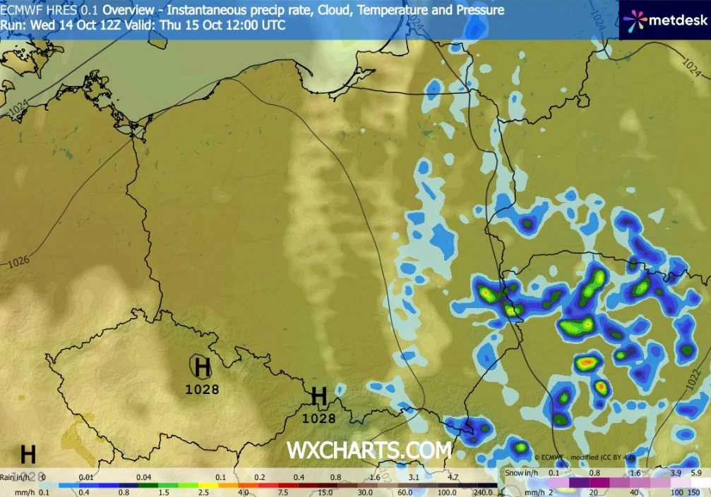 W czwartek deszczowo i wyraźnie chłodniej będzie we wschodniej połowie kraju Mapa pogodowa Europy Środkowej z wyróżnionymi strefami opadów deszczu na wschodzie Polski i oznaczeniami ośrodków wysokiego ciśnienia na zachodzie kraju oraz na południu.