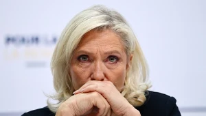 Marine Le Pen podczas konferencji w Paryżu, na której zaprezentowała alternatywny budżet swojej partii na 2027 rok