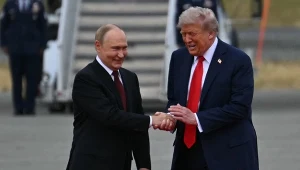 Donald Trump wita Władimira Putina w Anchorage na Alasce, 15 sierpnia 2025 r.