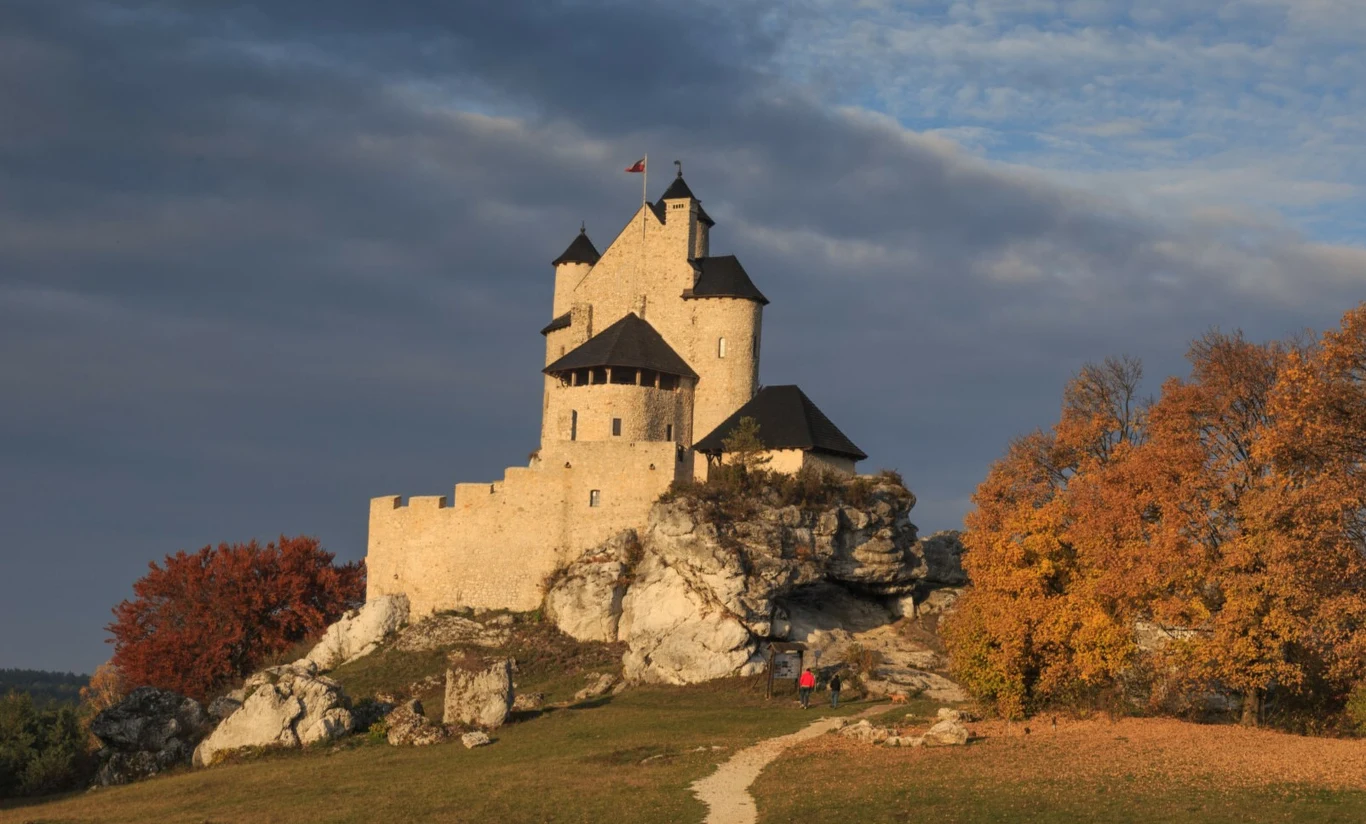 Zamek w Bobolicach jest jednym z najpiękniejszych na Jurze Krakowsko-Częstochowskiej. Według niektórych przebija Ogrodzieniec Zamek w Bobolicach jest jednym z najpiękniejszych na Jurze Krakowsko-Częstochowskiej. Według niektórych przebija Ogrodzieniec