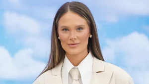 Stylistka Dominika Wronowska-Augustyniak podała 5 prostych zasad dla niskich kobiet. Jesienny płaszcz może pięknie wydłużyć sylwetkę