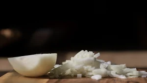 Jak usunąć zapach czosnku i cebuli z deski do krojenia?