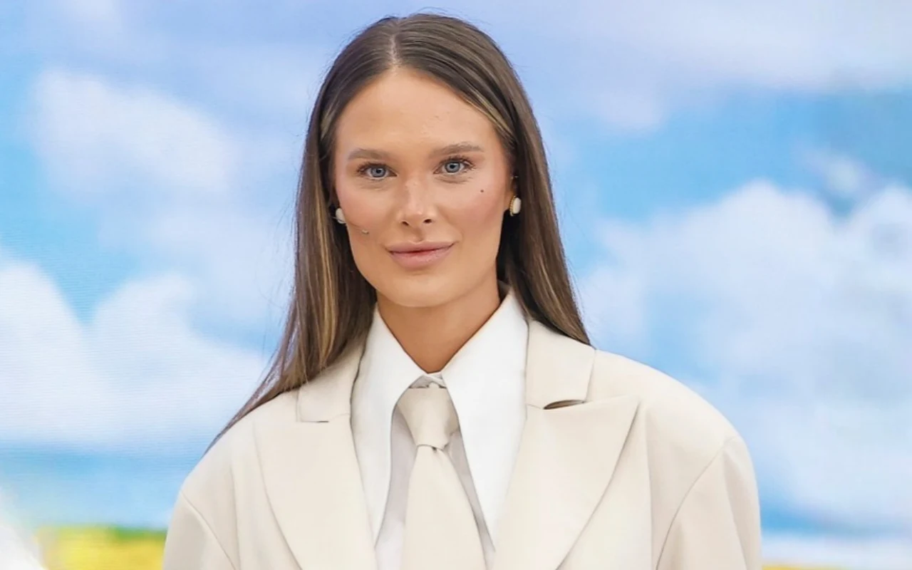 Stylistka Dominika Wronowska-Augustyniak podała 5 prostych zasad dla niskich kobiet. Jesienny płaszcz może pięknie wydłużyć sylwetkę Dominika Wronowska-Augustyniak w studiu "halo tu polsat"