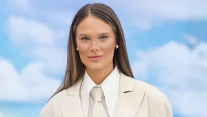 Stylistka Dominika Wronowska-Augustyniak podała 5 prostych zasad dla niskich kobiet. Jesienny płaszcz może pięknie wydłużyć sylwetkę