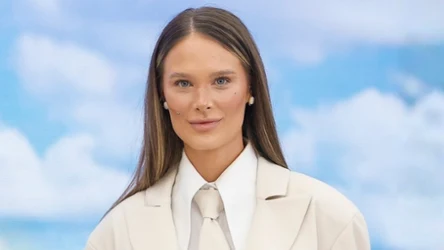 Stylistka Dominika Wronowska-Augustyniak podała 5 prostych zasad dla niskich kobiet. Jesienny płaszcz może pięknie wydłużyć sylwetkę