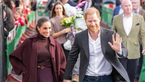 Meghan w bordowym płaszczu w Nottingham. Uwagę zwróciło też powitanie pary