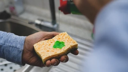 Czy jest sens dezynfekować gąbki do mycia naczyń? Zdania są chyba podzielone
