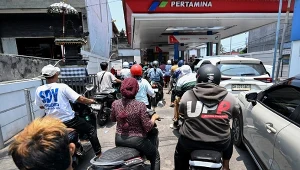 Bali. Ludzie tracą cierpliwość, czekają godzinami, aby zatankować swoje samochody i motocykle