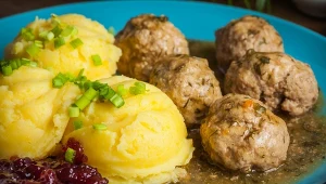 Klopsiki robię z przepisu babci. Nie dodaję jajek, a i tak są soczyste