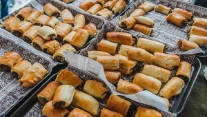 Paszteciki z pieczarkami to przekąska, która w mig znika ze stołu. Jeśli spodziewasz się gości, warto zrobić ich nieco więcej