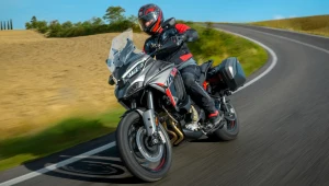 Ducati Multistrada V4 S Grand Tour to rasowy turysta, ale ma tylko dwa kufry.