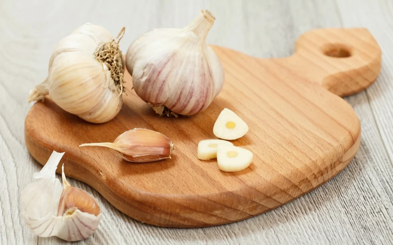 Jak usunąć z deski do krojenia zapach cebuli albo czosnku? Deska do krojenia z czosnkiem