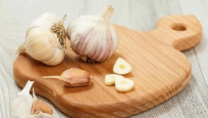 Jak usunąć z deski do krojenia zapach cebuli albo czosnku?