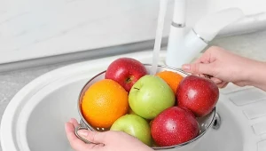 Mycie owoców pod bieżącą wodą to za mało. Domowa kąpiel usuwa chemię i wosk