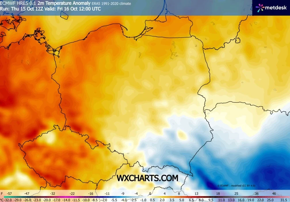 Mapa Polski z oznaczeniem anomalii temperatury, zachodnia i północna część kraju w intensywnych odcieniach pomarańczowo-czerwonych oznaczających wyższe wartości, a południowo-wschodnia w niebieskich barwach wskazujących na obniżoną temperaturę.