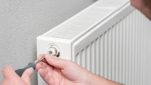Kaloryfer zimny? Może popełniasz jeden z tych błędów przy odpowietrzaniu