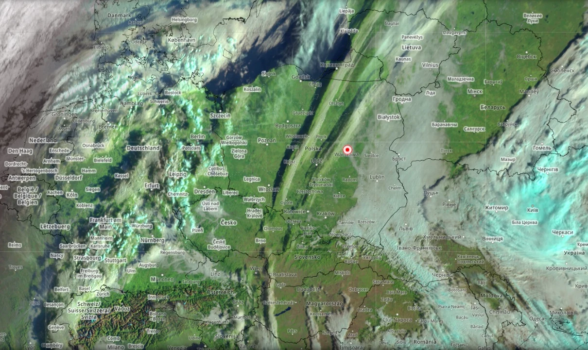 Mapa satelitarna z widoczną intensywną formacją chmur przemieszczających się nad centralną i południową Polską, wyraźnie zaznaczone granice województw oraz rozmieszczenie większych miast.