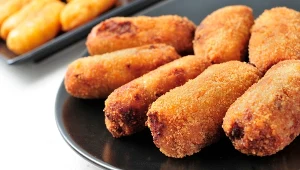 Hiszpańskie croquetas de pollo powstają z kurczaka wmieszanego w bardzo gęsty beszamel.