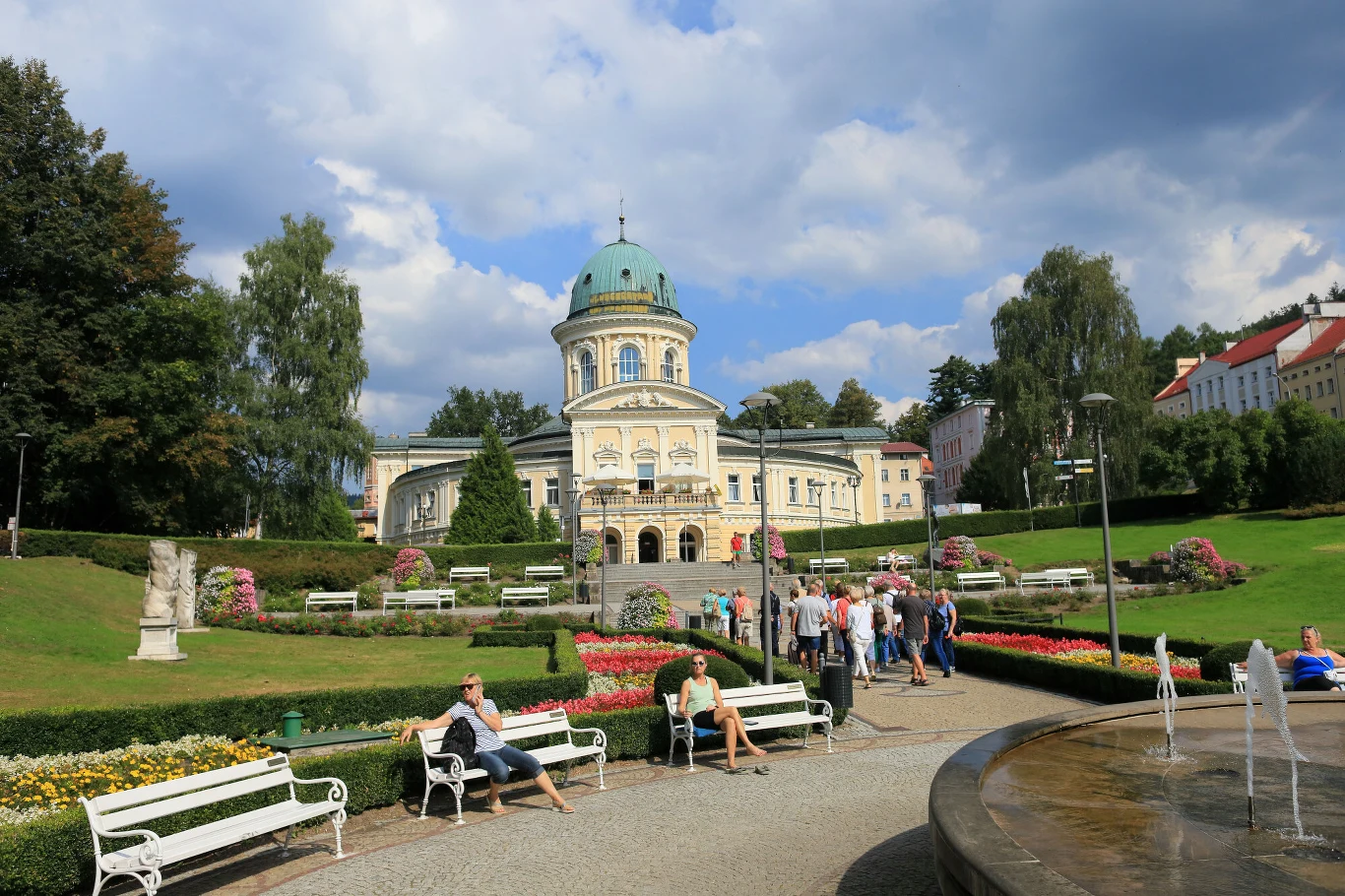 To najlepsze sanatorium na jesień. Mikroklimat przyciąga kuracjuszy Lądek-Zdrój na Dolnym Śląsku — zabytkowe uzdrowisko otoczone górami, idealne na jesienny wypoczynek i regenerację.