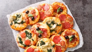 Mini pizze na jajecznym spodzie. Na kolację i śniadanie lepsze niż kanapki