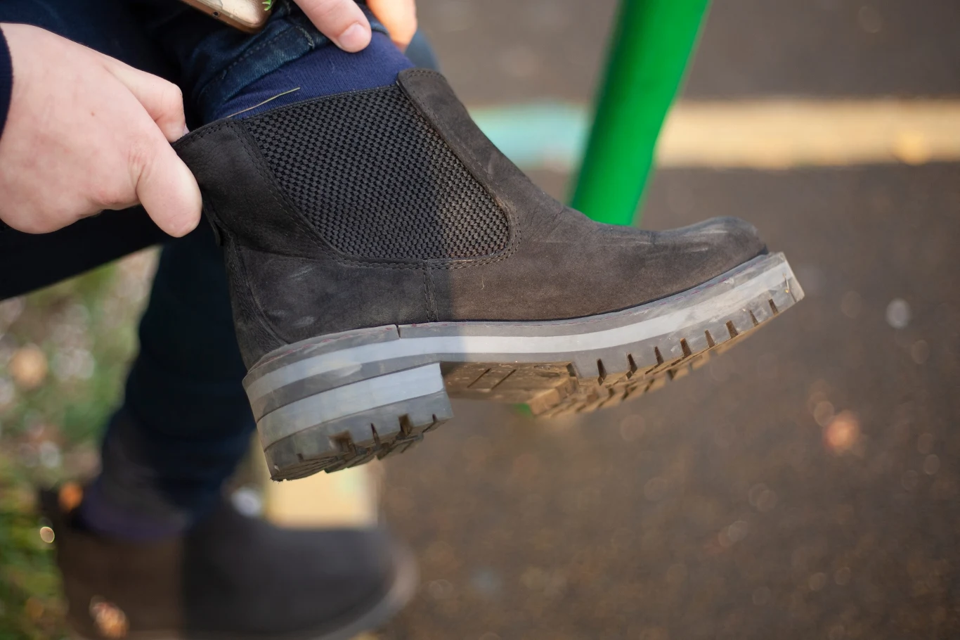 Zamszowe buty są niezwykle stylowe, ale prezentują się najlepiej tylko wtedy, gdy są czyste jak łza Zamszowe buty są niezwykle stylowe, ale prezentują się najlepiej tylko wtedy, gdy są czyste jak łza