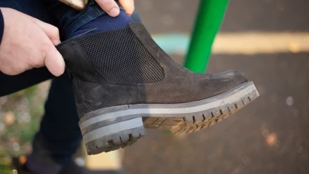 Zamszowe buty są niezwykle stylowe, ale prezentują się najlepiej tylko wtedy, gdy są czyste jak łza