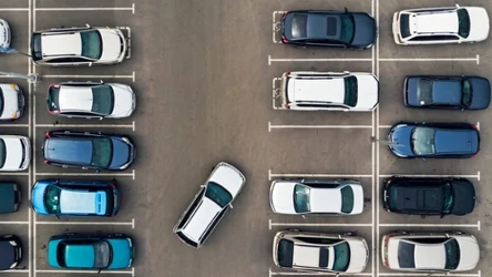 Kto ma pierwszeństwo na parkingu?