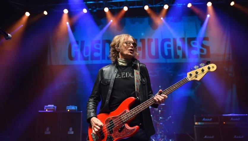 Przeszedł 10-godzinną operację na otwartym sercu. Jak się czuje Glenn Hughes?