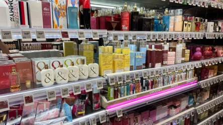 Calvin Klein, Lacoste, Versace poniżej 100 zł. Markowe perfumy w Super-Pharm nawet 50% taniej.