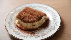 Tiramisu z jabłkami to nietypowy, ale pyszny deser, który wspaniale smakuje w jesienne popołudnie